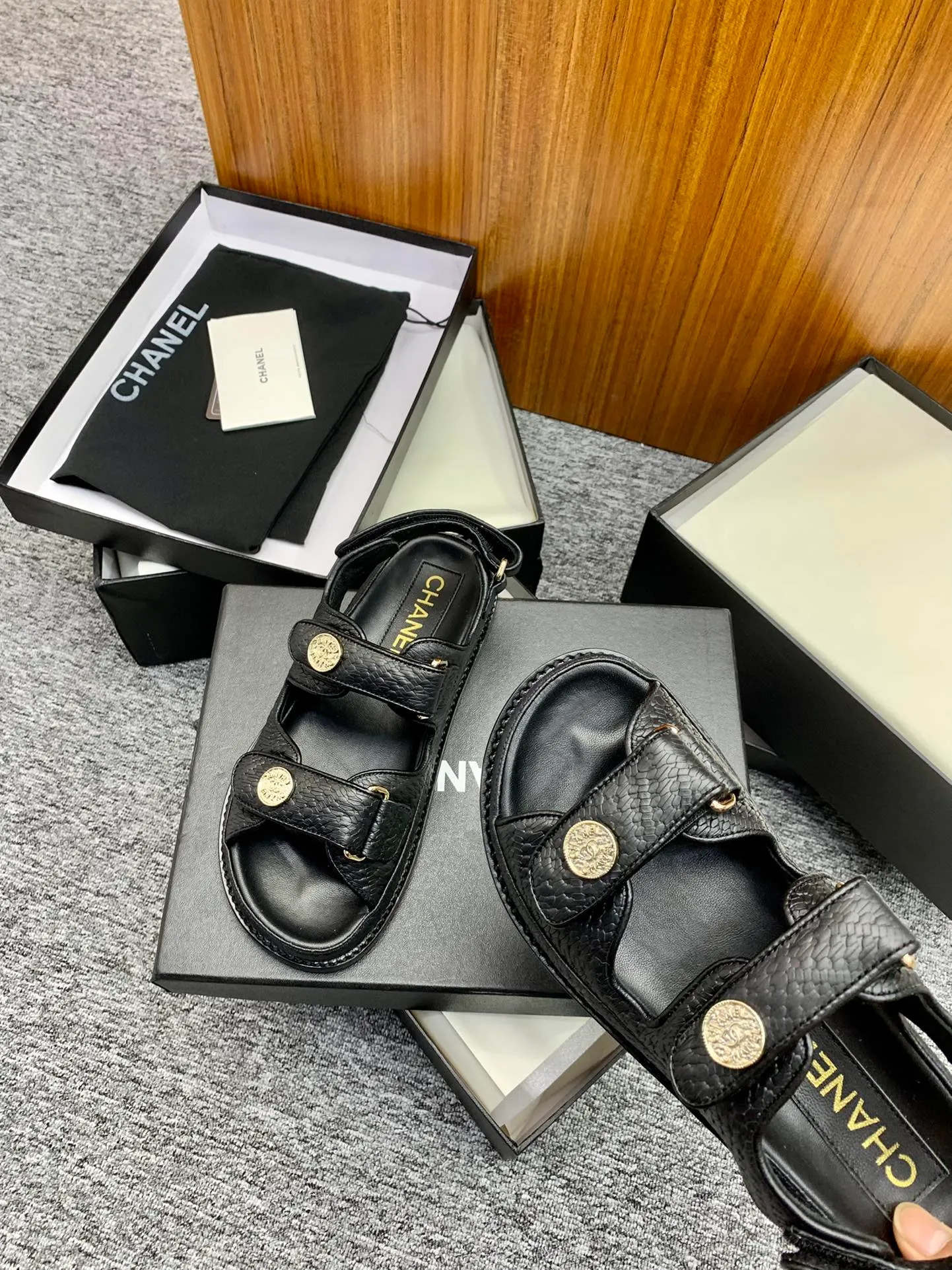 👟👟Ex-factory price 480👟👟 👑Crown👑Top purchasing version✈️ CHANEL Xiaoxiang 2022 spring and summer latest season double C Velcro casual sandals! Summer beach sandals 🏖️! A sandal that is super comfortable on your feet! A must-have classic! ✊Adhere to the original 1:1 mold customization! Feel free to compare! Give you a genuine foot feel! The first choice for high-end customers to purchase ❤️ [Material] 👑 Fabric: Original customized pebbled cowhide/satin buckle 👑 Lining: Original imported water-dyed sheepskin 👑 Outsole: Original open-molded genuine leather outsole [Number of yards] 35-41 (⚠️34/41 needs to be customized, non-refundable and non-exchangeable) [Packaging] 🎁Configured with original packaging